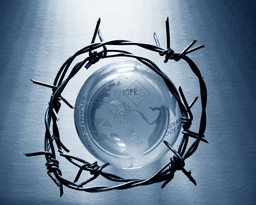 世界制图以铁丝网环绕的球和条状铁丝网环绕着球描述全问题和危机佛法背景图片