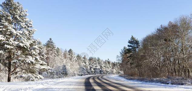 车危险在冬季拍摄的雪在滑后出现冬天下雪季降背景图片