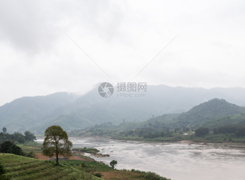 大河的风景清晨高山一带大河与浓雾相伴而起木头屋多雾路段图片