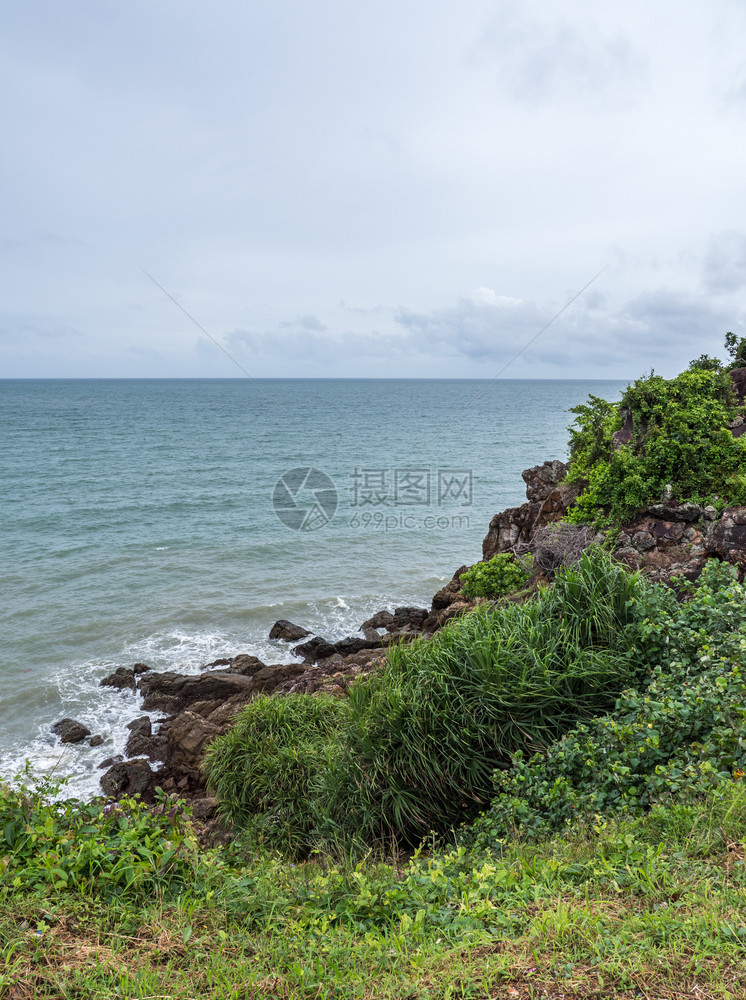 在东部的暴风雨前带着小的岩石悬崖泰山海景季节空白的图片