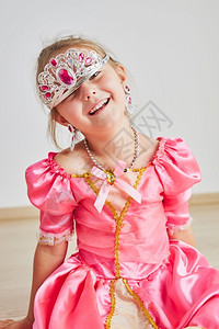 女孩公主梦幸福娱乐女享受公主角色的小女孩穿着粉色公主裙和头饰的可爱56岁女孩坐在地板上享受公主角色的小女孩可爱岁女孩穿着粉色公主裙和头饰背景