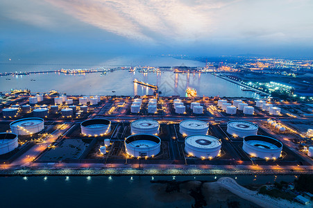 建造管道空中观光或最高视距夜光油码头是储存供运输和商业用的石油和化制造产品的工业设施一用于运输和商业的石油和化工制造产品为了背景图片