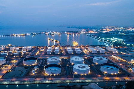 空中观光或最高视距夜光油码头是储存供运输和商业用的石油和化制造产品的工业设施一用于运输和商业的石油和化工制造产品最佳汽油环境背景图片