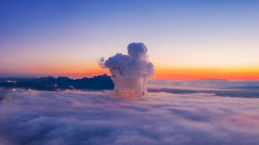 植物夏天空中观视着充满迷雾和云的清晨风景覆盖了MaeMoh煤炭矿井木灯Thailand航空观摩煤矿行业图片
