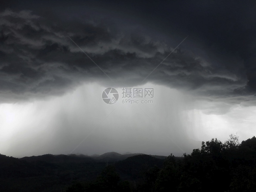 天气活力在泰国兰邦Lampang的MaeMoh山景观上发生大雨空中景象暴风雨高的图片