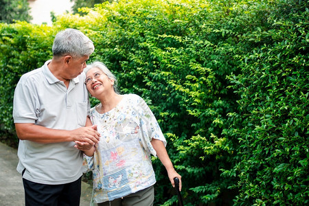 恩爱的老年夫妻在花园中散步图片
