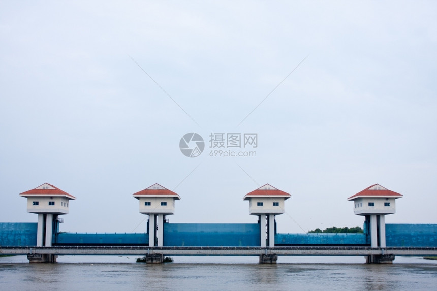 湖泊流动的深夜大门封锁水流缓慢通过树木和自然界闸图片