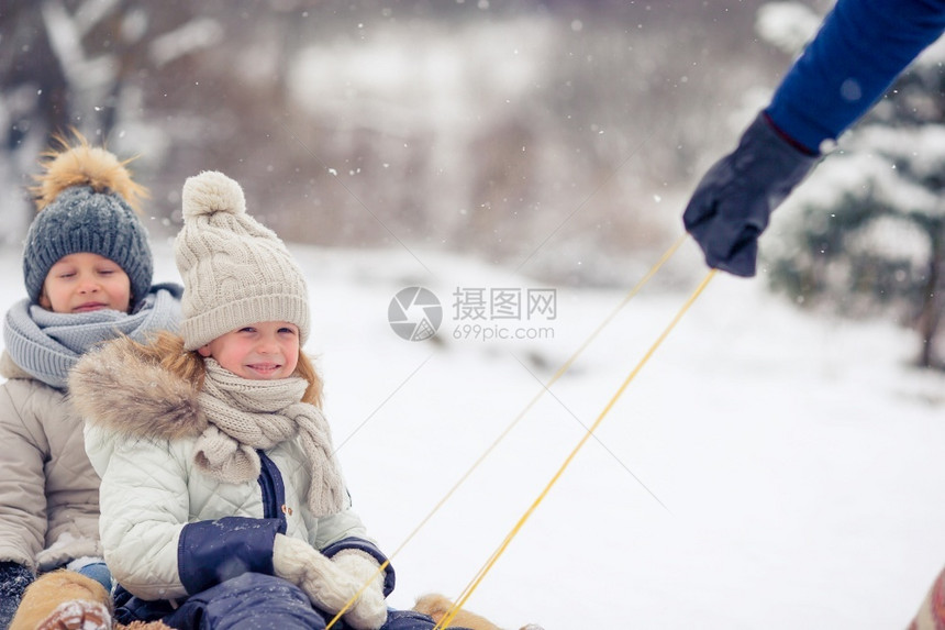 小女孩喜欢乘坐雪橇孩子们拉在户外玩雪门14寒冷的一月图片