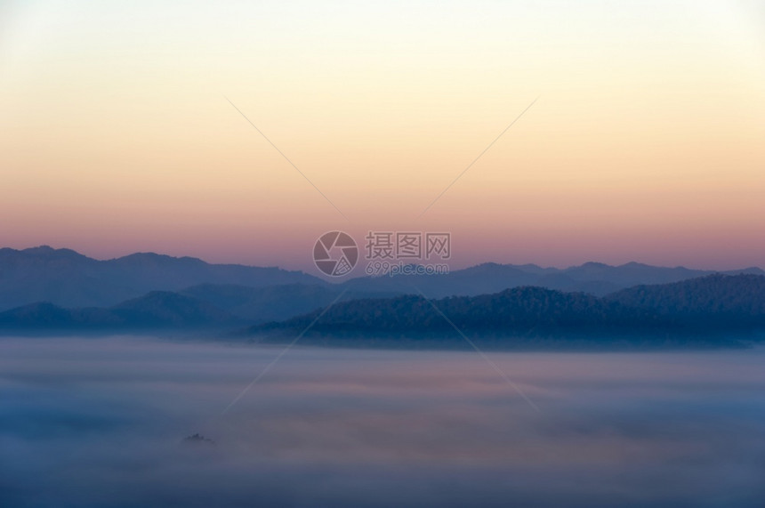 云雾笼罩的峡谷日落风光图片