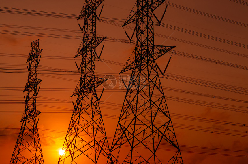 分配邮政高压电塔和线与日落天空杆力和能源概念与电缆的高压网塔美丽的橙红色日落天空基础设施传送图片