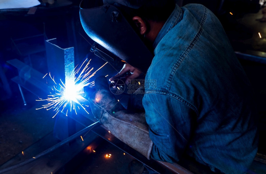 氩气工程在业作场所与安全钢业合作的焊接工钢铁厂和焊接工钢铁厂一名男子佩戴焊接面罩和保护手套安全防拥有图片