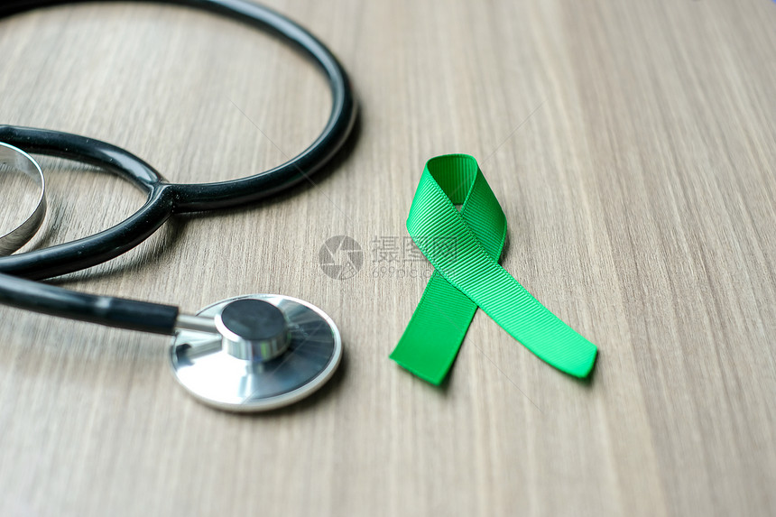 绿色丝带与听诊器图片