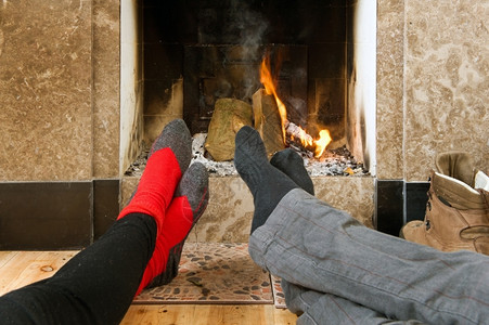 温暖腿两只徒步者的脚在冬天长途跋涉之后被火烧热起来咝作响变暖高清图片素材