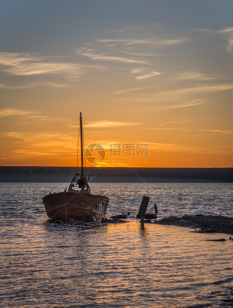 矿物日落时废弃的旧船在乌克兰敖德萨附近的干盐湖在日落时的老弃船海烘干图片