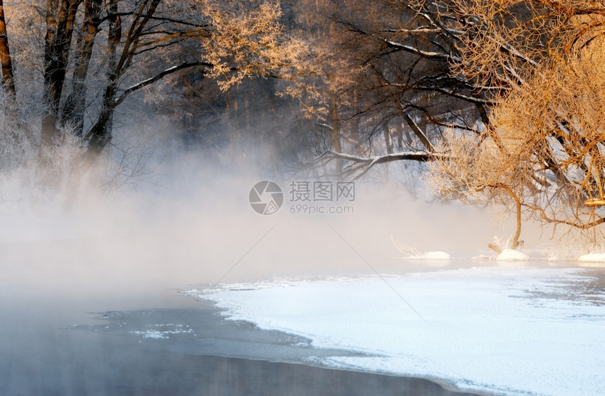二月黎明寒冷的一天雾与太阳明亮的冰天气图片