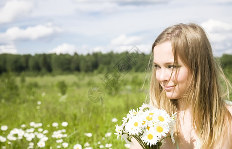 年轻的女孩们带着鲜花的笑女户外美丽追求高清图片素材