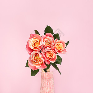 情人节国际妇女或母亲的时尚横幅女手中美丽的粉红玫瑰花束顶视图女手中美丽的粉红玫瑰花束顶视图盛开保持季节背景图片