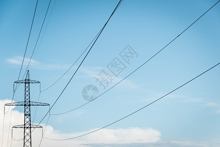 landscape网格极电线塔与天空和云对抗的电线塔由能源公司Landscape用高压电台和线输送力金属丝背景