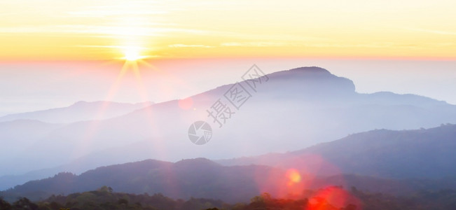 山谷山脉中的日出图片
