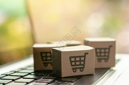 价格一切在线购物在网上的笔记本电脑键盘购物服务上贴有车标志的纸箱或包裹提供在家分娩目录货运高清图片素材