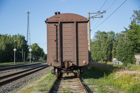 拉脱维亚里加市一辆货运马车正站在铁轨上Juy28019机车印度人移动图片