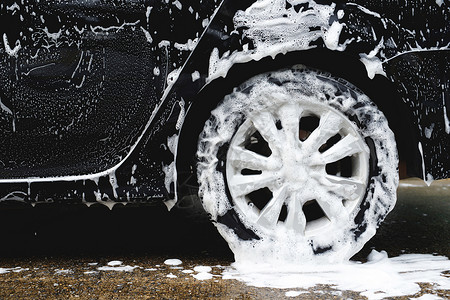 闪耀肥皂水车库利用活泡沫肥皂清洁机轮胎商业清洁服务概念洗车男人高清图片素材