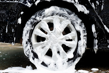 闪亮的利用活泡沫肥皂清洁机轮胎商业清洁服务概念洗车汽闪耀高清图片素材