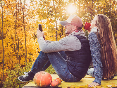 秋季户外旅行徒步的情侣快乐的高清图片素材