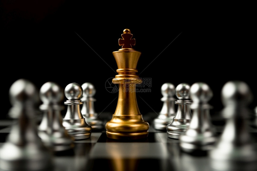 一种金象棋王站在其他旁一个领袖的概念必须在竞争领导才能和商业愿景方面有勇气和挑战以赢得商业游戏的胜利一名领导人的概念必须具有勇气图片