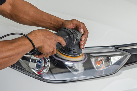 画负责打磨涂层汽车擦面的男子在车面后会帮助消除车面表的污染物在擦车面之后将发光机器行业图片