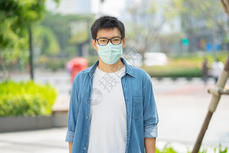 戴口罩防止污染的男性图片