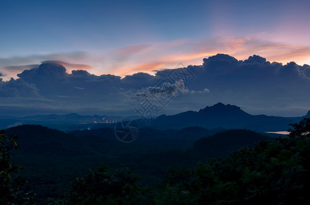 旅行多雾路段丰富彩的山上美丽日落鲜艳乌云与天空在雨起雾后梅莫图片