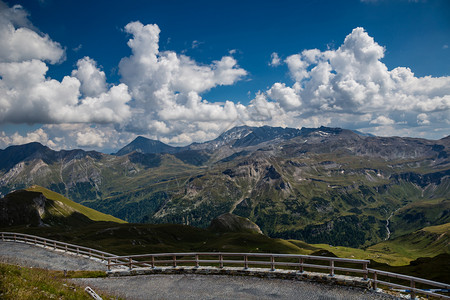 美丽的晴天草阿尔卑斯河谷高山公路图片