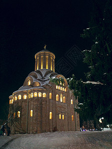冬天灵教堂夜间窗户被黄灯照亮宗教图片