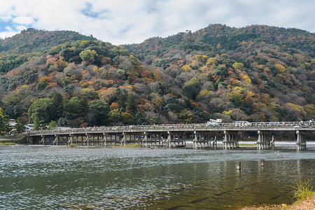 秋季山下的水流湖泊桥梁高清图片