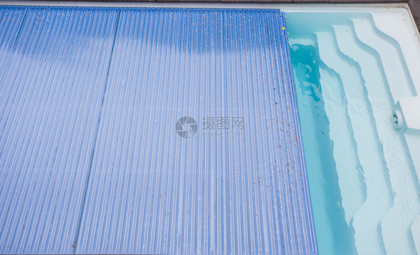 关心庇护所用于保和加热水的游泳池盖细节卷帘盖特写用于保护和加热水的游泳池盖细节卷帘盖质地图片