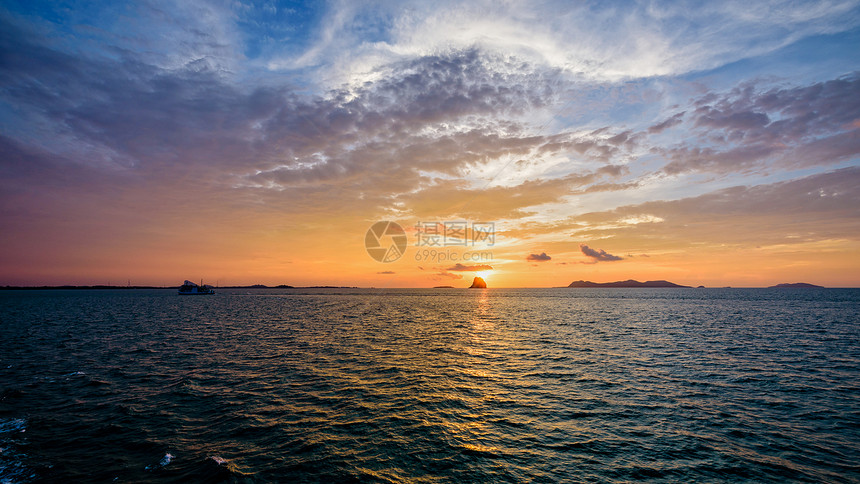 海景泰国苏拉特萨尼省SurratThani海面上风云多彩的天空和日落时太阳的美丽自然景观169宽屏的蓝色图片