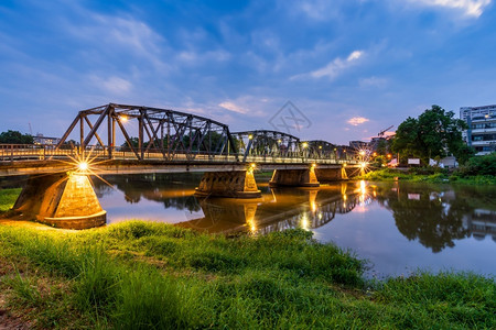 金属自然在泰国清迈的主要旅游景点是清迈时铁桥的灯色其颜很亮水图片