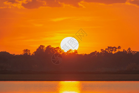 旅行船太阳日落在湖中美丽的日落在湖面风云的后湖风景背戏剧天空日落时有云背景