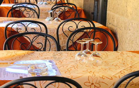 小酒馆街头咖啡厅桌上的酒杯葡萄木头图片