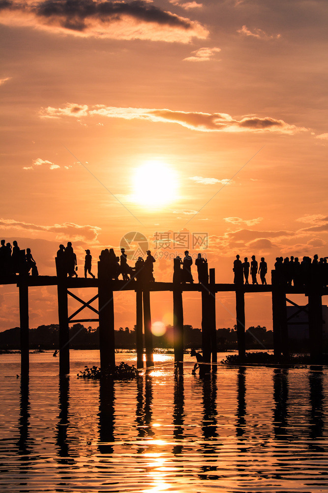湖日落时分在UBein桥上行走的人休光片柚木金子图片
