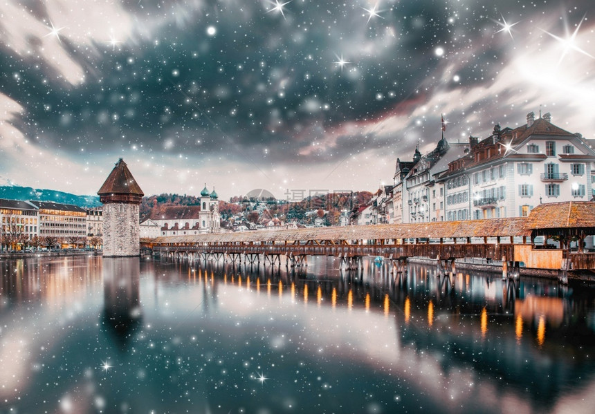 在瑞士卢塞恩的冬季之夜下大雪风景优美建筑学图片
