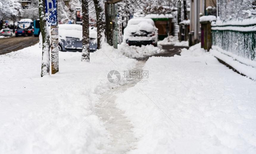 冬天场景森林人们在清晨的阳光下走着大雪冬概念中的路漫过早晨的积雪之路在清晨的明光下雪图片