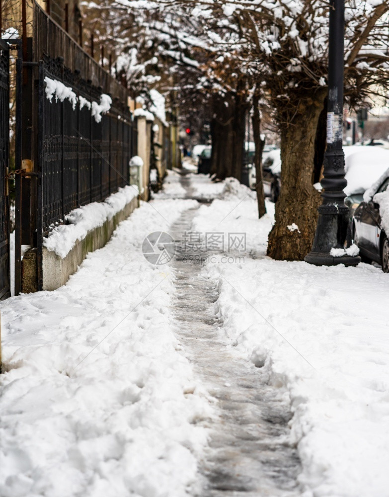 街道人们在清晨的阳光下走着大雪冬概念中的路漫过早晨的积雪之路在清晨的明光下雪布加勒斯特风景优美图片