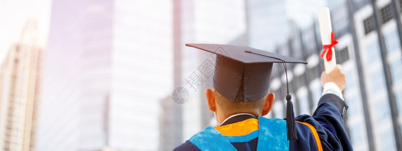结尾女士大学毕业生典礼概念教育祝贺毕业仪式向大学毕业生表示祝贺在大学毕业生中获得帽子的试射率为108百分比高成人证书高清图片素材