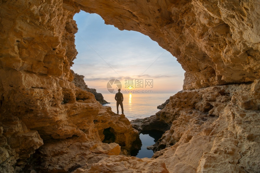 风景优美人类在海中石洞穴自然大帆土地海岸线图片