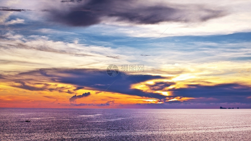 宁静的海面上美丽日落暮泰国天空图片