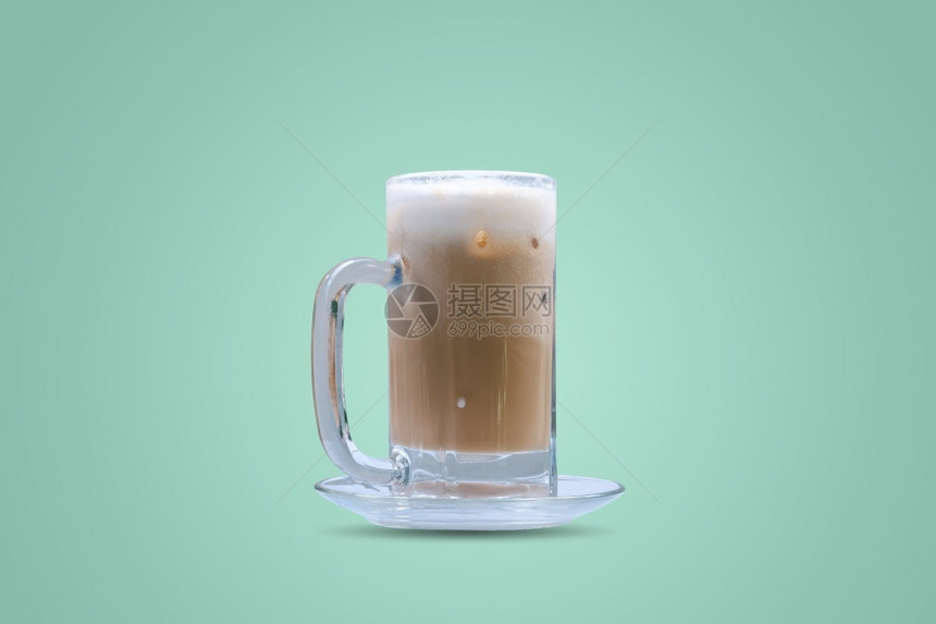 奶油早晨以绿色糊面颜背景隔绝的玻璃杯中冰咖啡拿铁图片