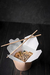 筷子辣椒面条加芝麻种子顶端香菜图片