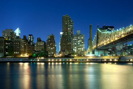 美国纽约州市曼哈顿东河和萨广场的皇后斯伯罗桥夜晚城市景观的吸引力高清图片素材